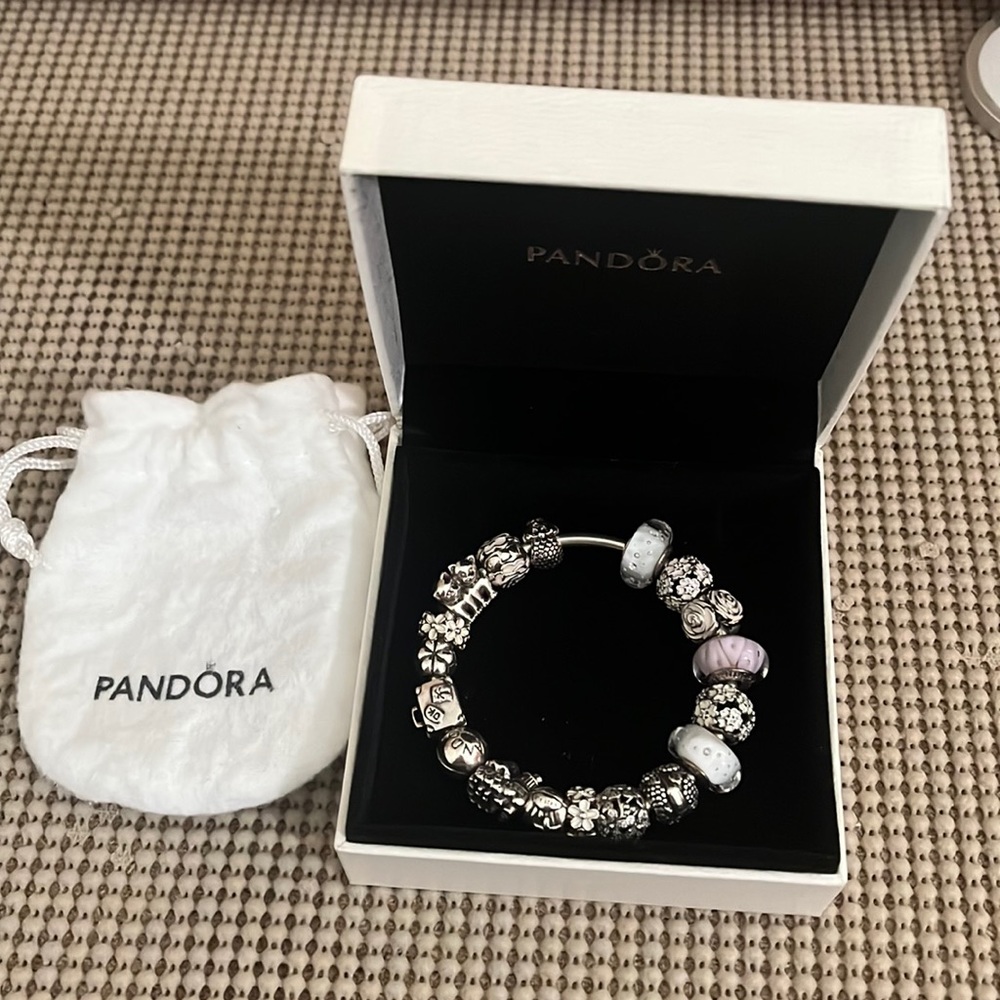 💯 Authentic PANDORA bracelet and 17 charms in like new condition